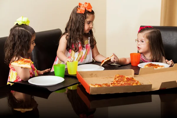 Lindos primos disfrutando de la pizza juntos en casa —  Fotos de Stock