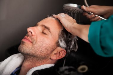 bir salonda saç yıkama