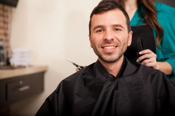 Client heureux dans un salon de coiffure — Photo