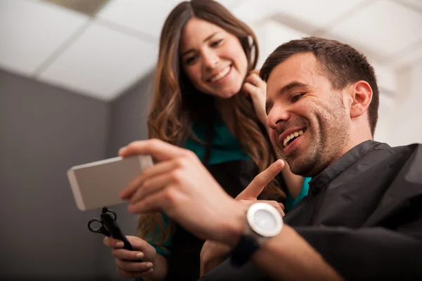 Soziale Netzwerke im Salon — Stockfoto