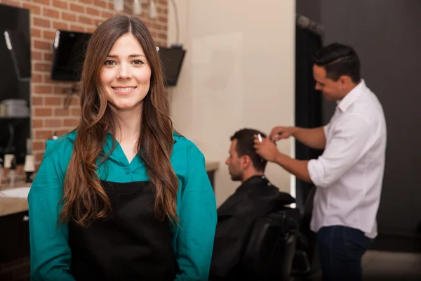 Ženské barber shop vlastník — Stock fotografie