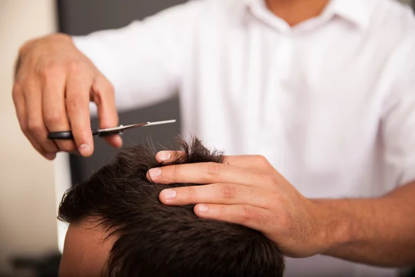 Closeup of a barber at work — Stock Photo, Image