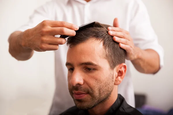 Uomo ispanico ottenere un taglio di capelli — Foto Stock