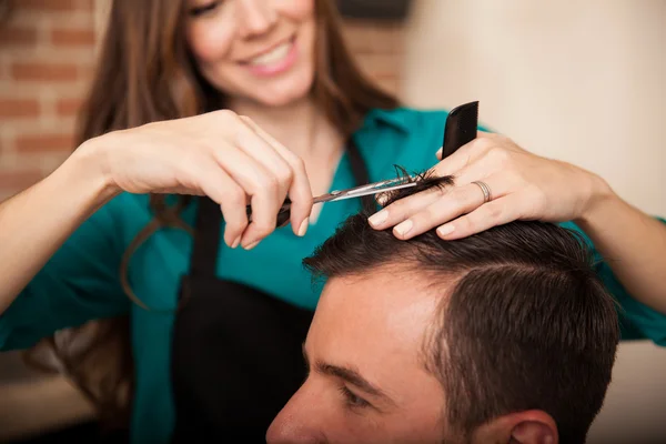 Heureux coiffeur au travail — Photo