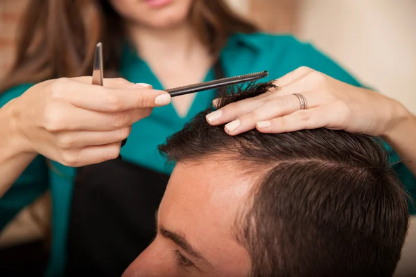 Primo piano di una donna taglio dei capelli — Foto Stock