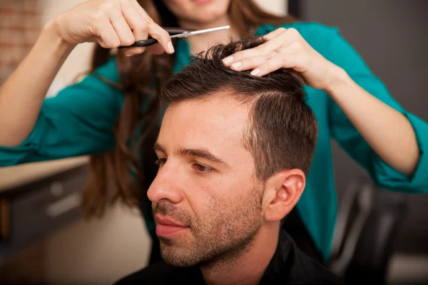 Giovane uomo ottenere un taglio di capelli — Foto Stock