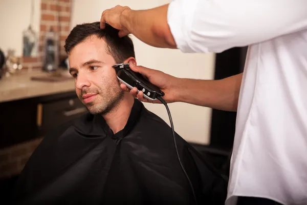 Tagliare i capelli in un negozio di barbiere — Foto Stock