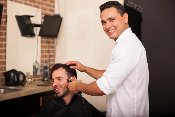 Buon barbiere godendo il lavoro — Foto Stock