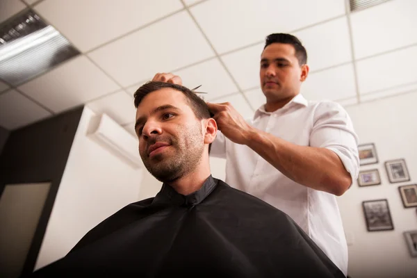 Trabalho na barbearia — Fotografia de Stock