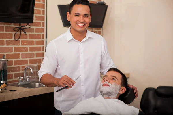 Счастливый парикмахер готов бриться — стоковое фото