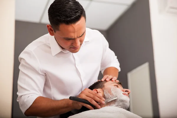 Barber focused on his work — Stock Photo, Image