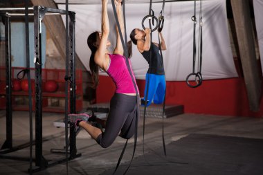 kendilerini çekerek