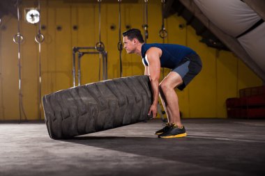 lastik bir spor salonunda flipping
