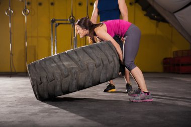 bir spor salonunda büyük gayreti