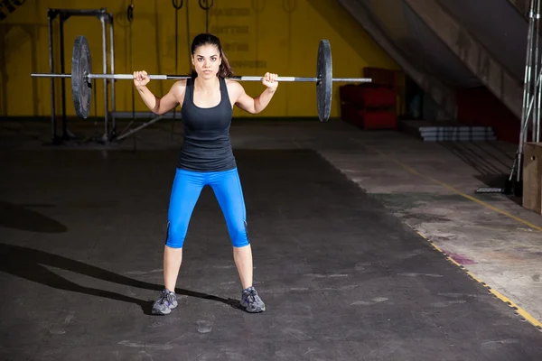 Levage de poids dans une salle de gym — Photo