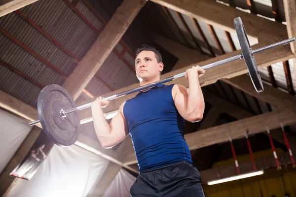 Lifting weights in a crossfit gym — Stock Photo, Image