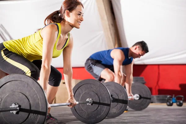 Crossfit 체육관에서 운동을 — 스톡 사진