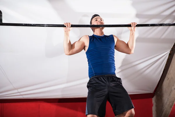 Doing some pull ups — Stock Photo, Image