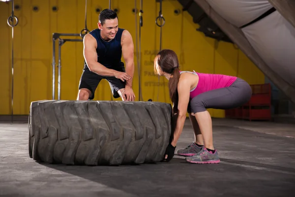 Giving advice on tire flip — Stock Photo, Image