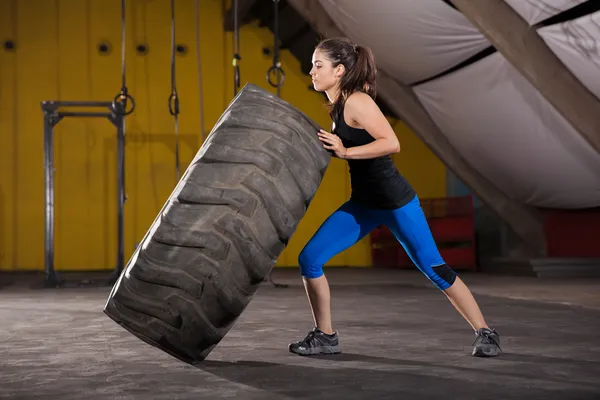 Tire flip met geen inspanning — Stockfoto