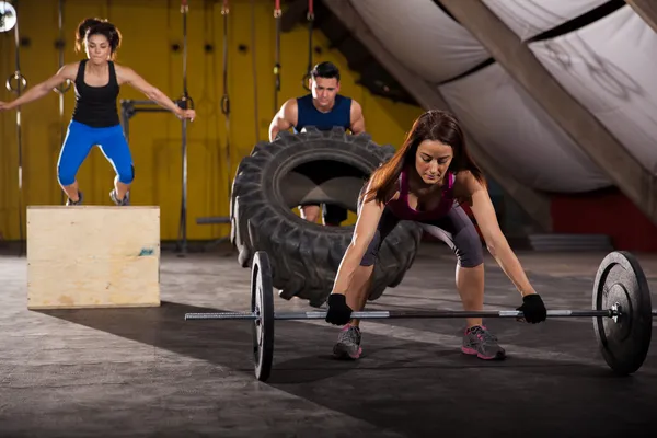 Entrenamiento cruzado en un gimnasio —  Fotos de Stock