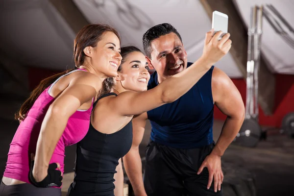 Selfie im Crossfit-Fitnessstudio — Stockfoto