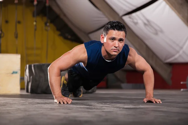 Silný muž dělá push up — Stock fotografie