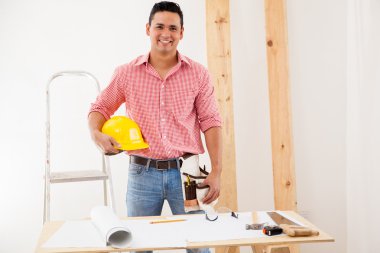 genç latin mühendis bir evde bazı tadilat işi