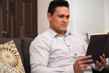 o evde okuyor roman üzerinde yoğunlaşmış latin delikanlı çok