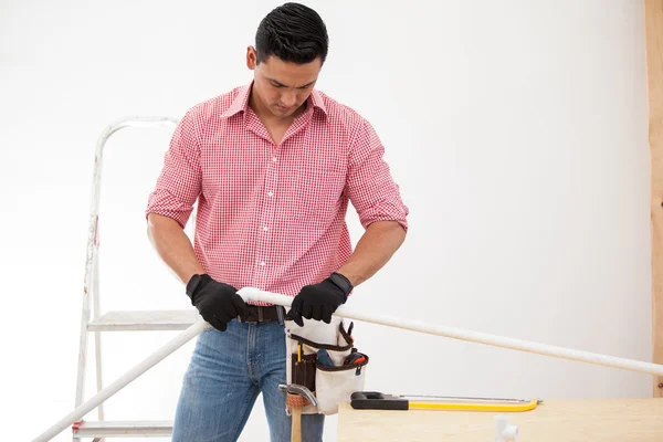 Handsome young plumber about to replace some pipes at a house — Stock Photo, Image