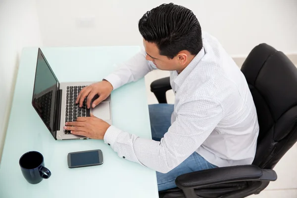 Jonge man aan het werk op kantoor — Stockfoto