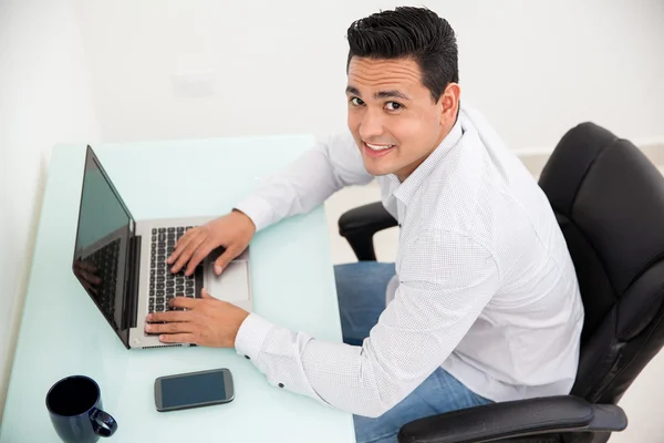 Hombre feliz en una oficina —  Fotos de Stock