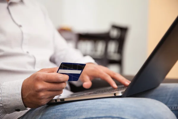 Gros plan d'un homme utilisant sa carte de crédit et son ordinateur portable pour acheter des trucs en ligne — Photo