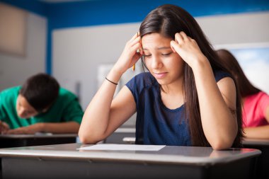 bir test sırasında gergin öğrenci