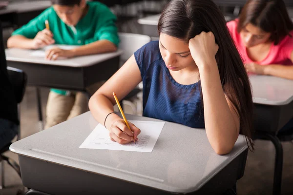 Tomar un examen en la escuela secundaria — Foto de Stock