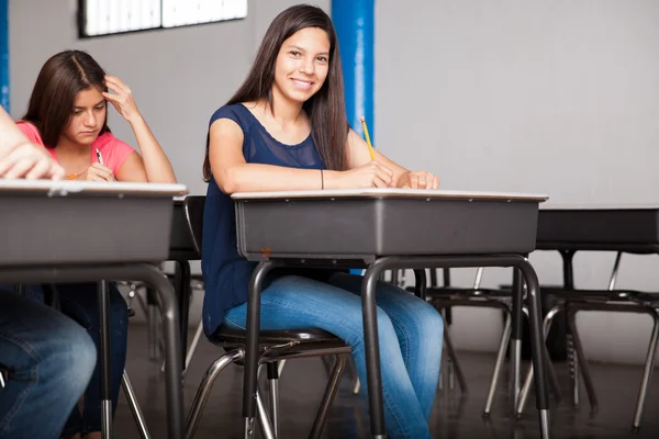 Nettes Mädchen, das einen Test in der Schule macht — Stockfoto