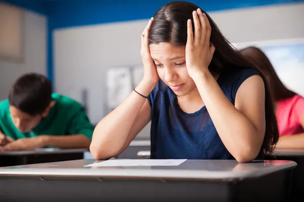 Adolescente preocupado fazendo um teste — Fotografia de Stock