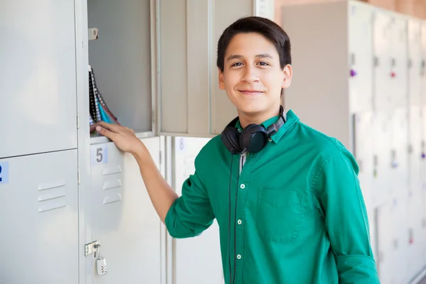 Knappe tiener jongen op school — Stockfoto