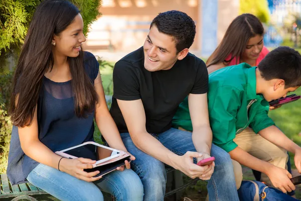 Coqueteando con una chica en la escuela — Foto de Stock