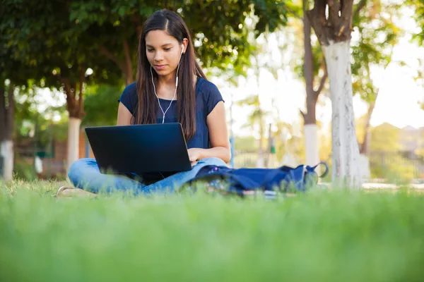 Met behulp van een laptop in de buitenlucht — Stockfoto