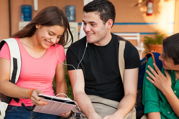 Escuchando música juntos — Foto de Stock