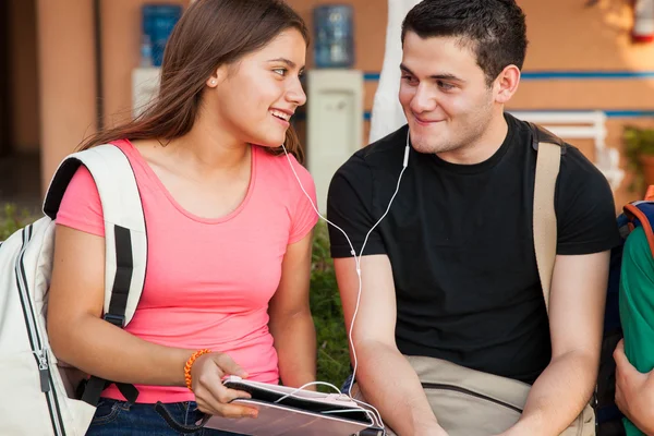 Coquetear y escuchar música —  Fotos de Stock