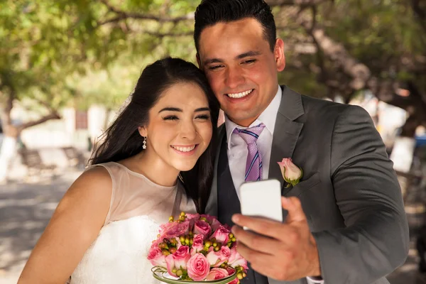 Bride and groom behind her — Stock Photo, Image