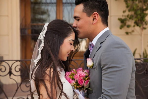Bruden och brudgummen bakom henne — Stockfoto