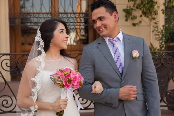 Bride and groom behind her — Stock Photo, Image