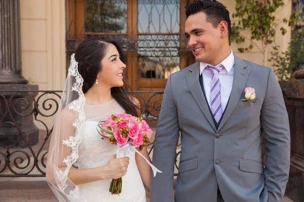 Bride and groom behind her — Stock Photo, Image