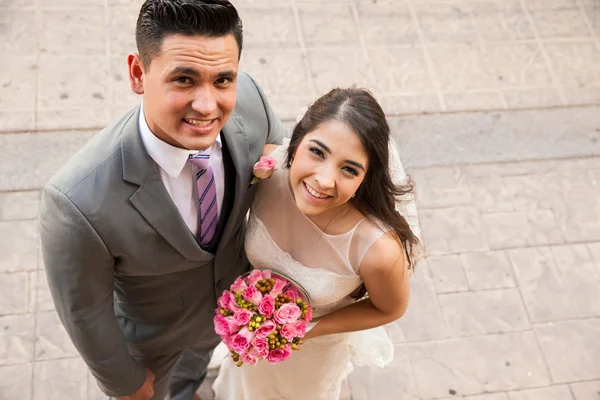 Bruden och brudgummen bakom henne — Stockfoto