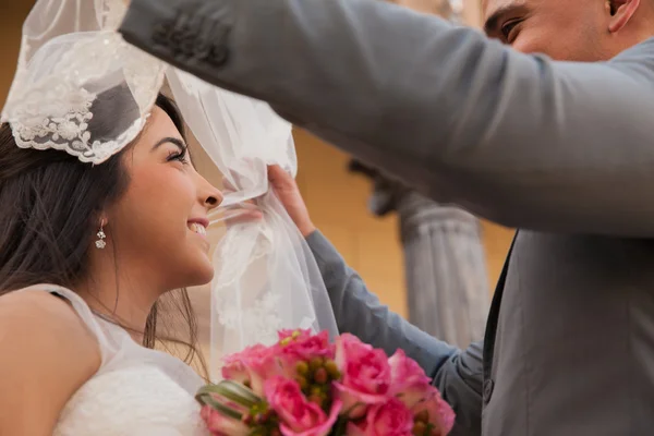 Bruden och brudgummen bakom henne — Stockfoto