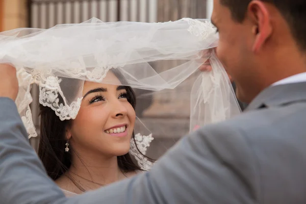 Noiva e noivo atrás dela — Fotografia de Stock