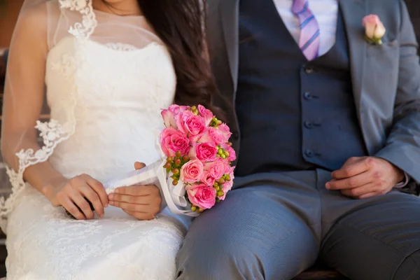 Bruden och brudgummen bakom henne — Stockfoto